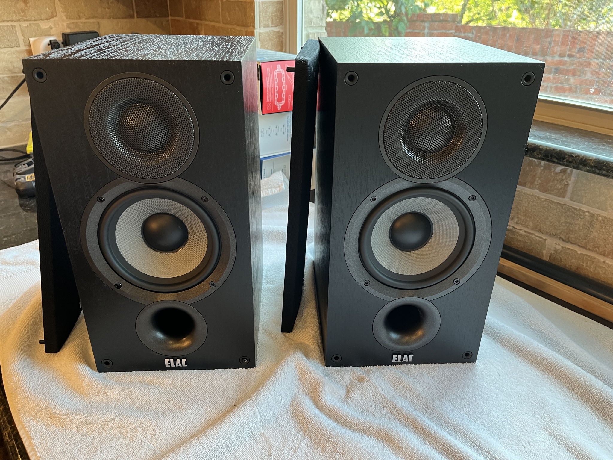 Elac Debut 2.0 B5.2 in Black Ash 3