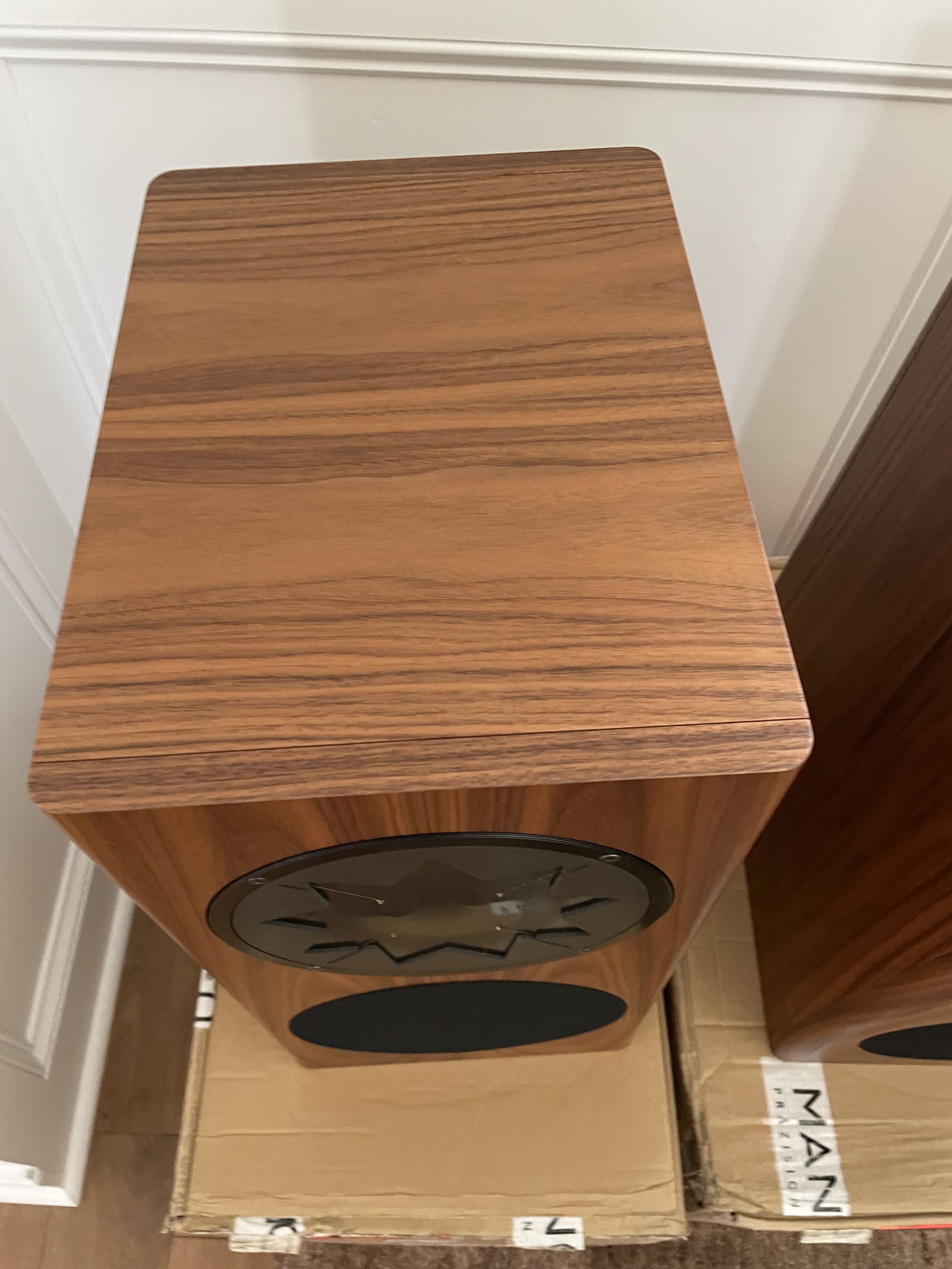 Manger  Z1 Walnut with Stands 8