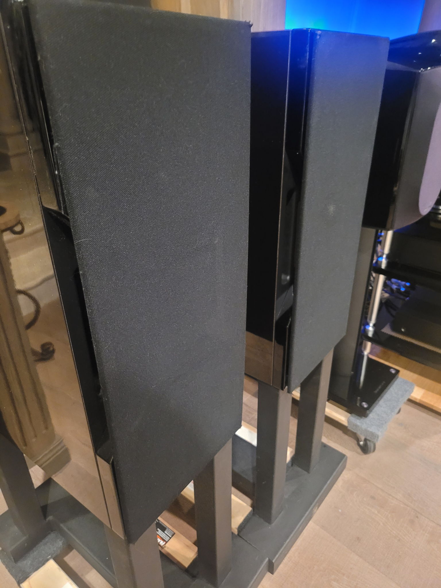 Wilson Audio Cube Speakers black Gloss 8
