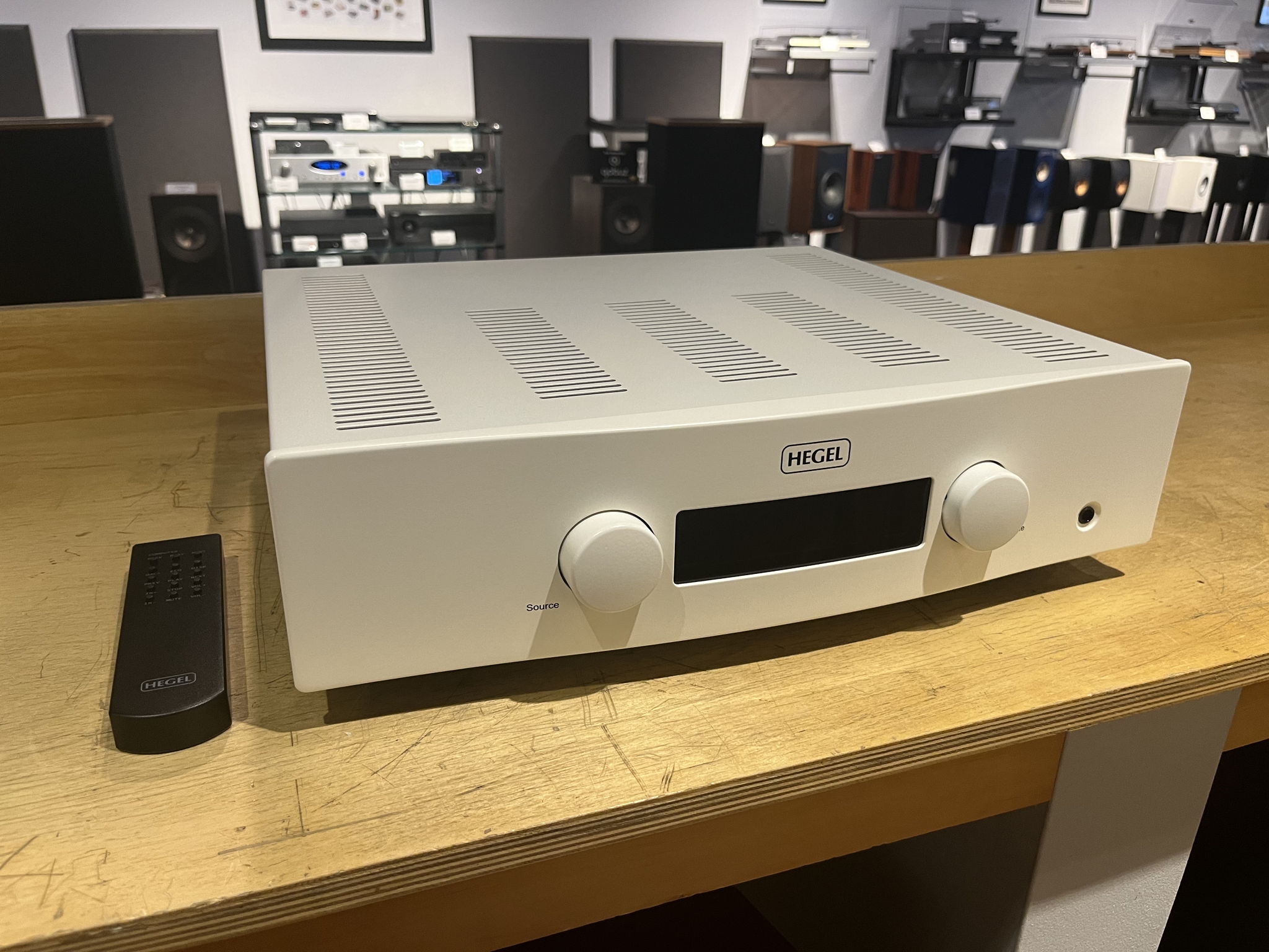 Hegel H190 Integrated Amplifier w/ Box, Manual & Remote...