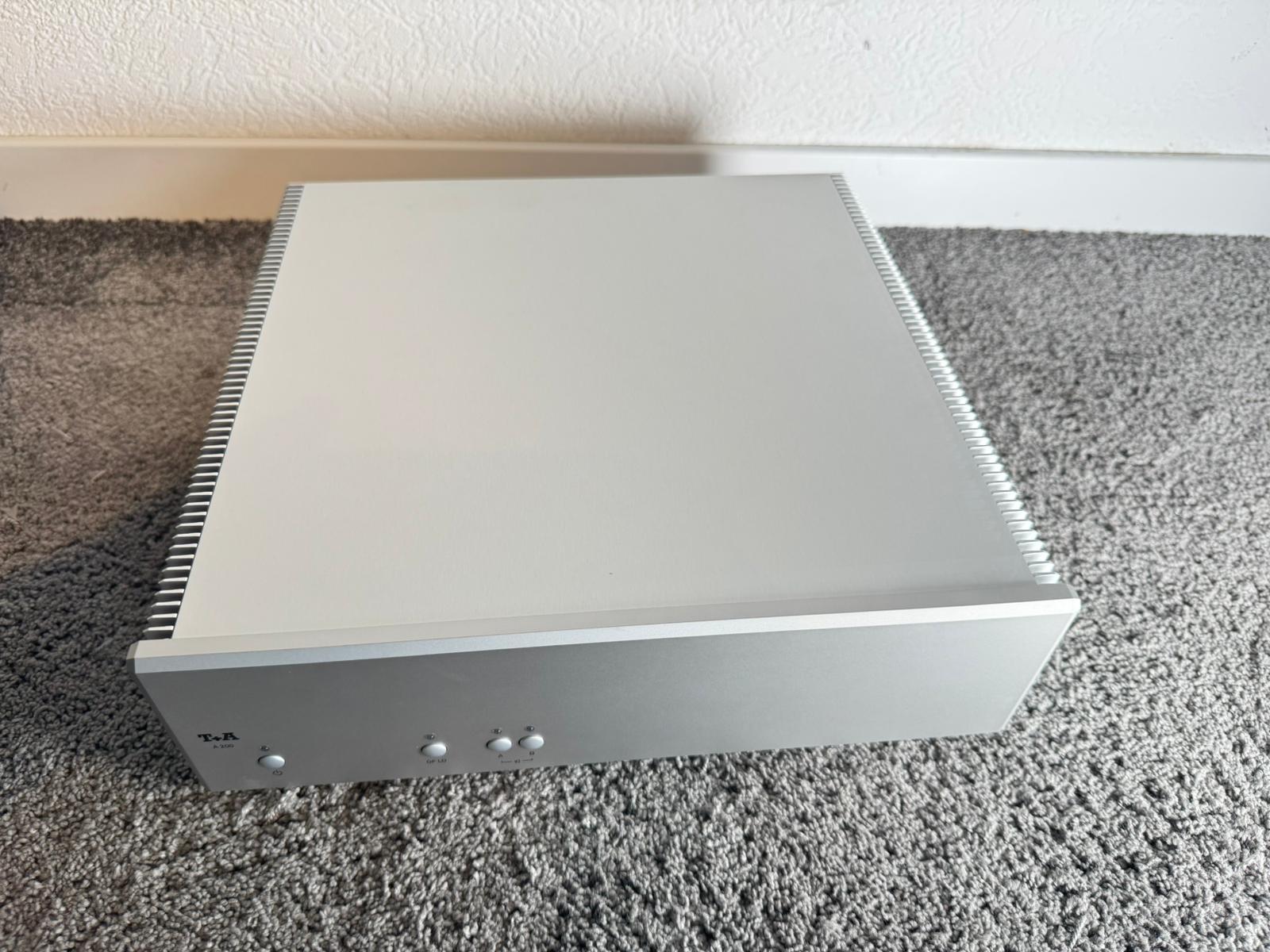 T+A Elektroakustik A200 A 200 power amplifier in silver... 2