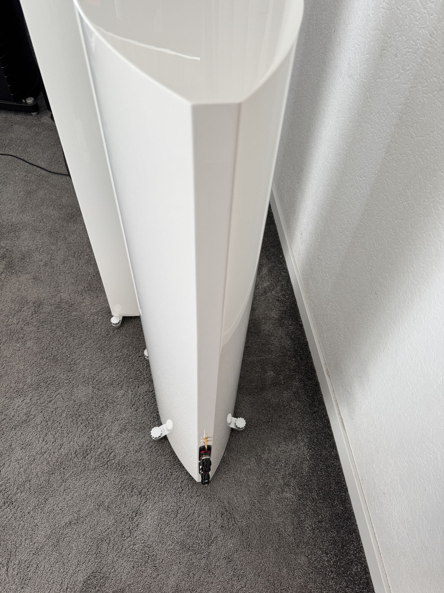 Gauder Akustik Vescova Black Edition speakers in white 3