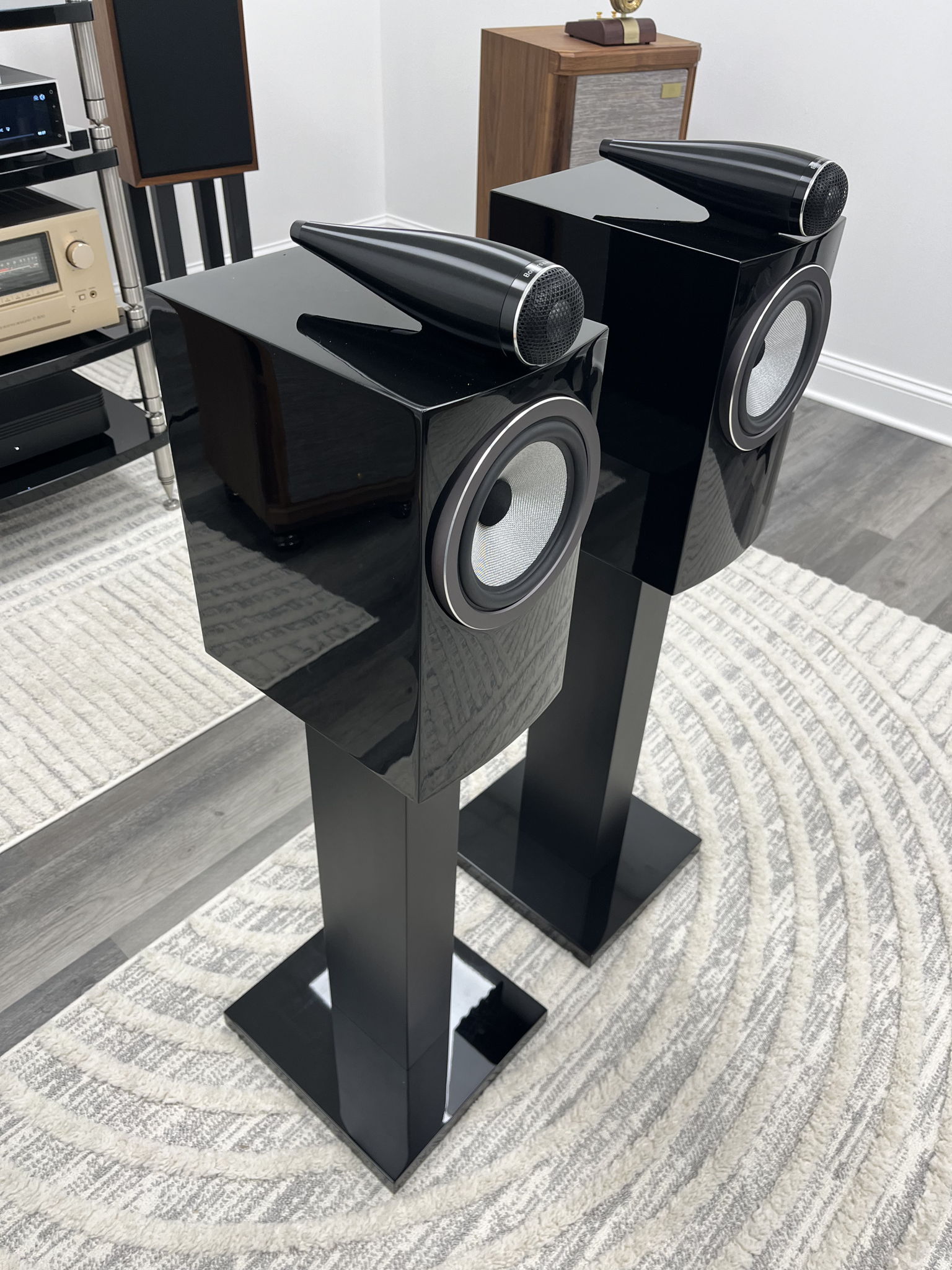 Bowers & Wilkins 705 S3 w/ stands 3