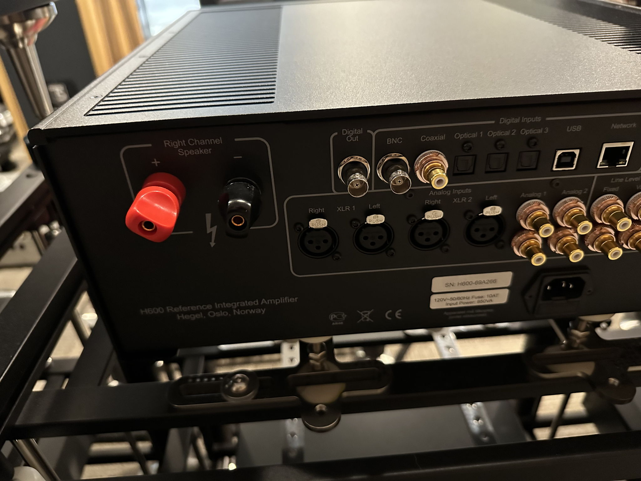 Hegel H600 Integrated Amplifier (MINTY!) 2