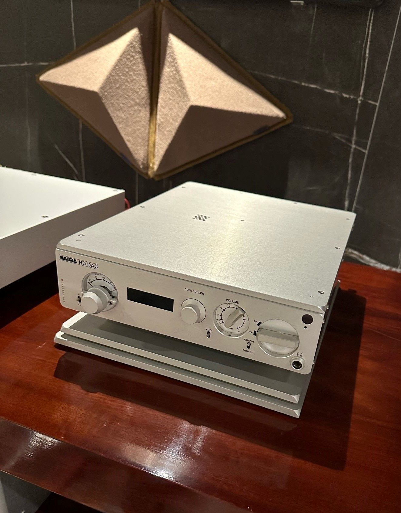 Nagra HD DAC - Free Shipping 4