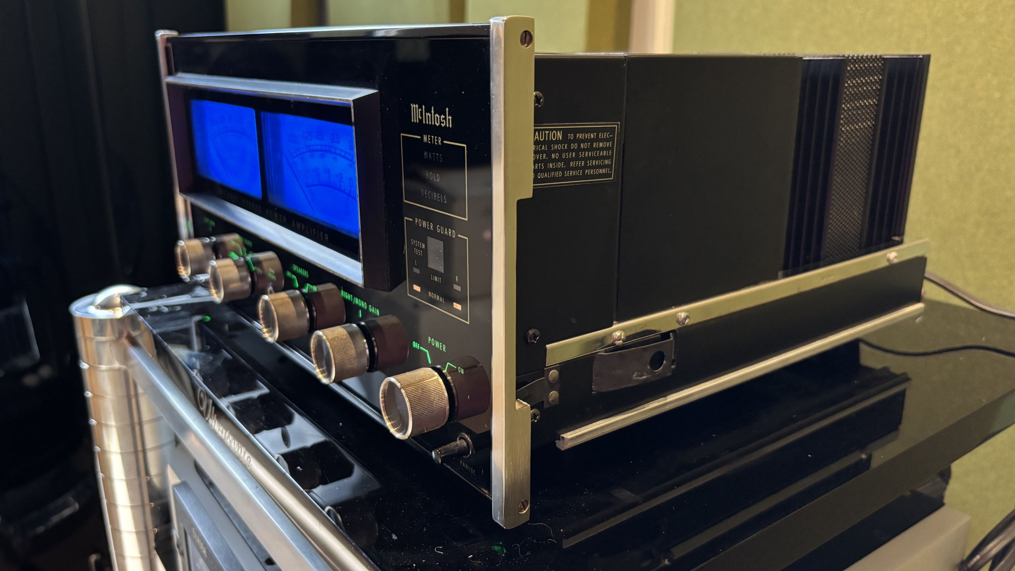 McIntosh MC2255 2-Channel Solid State Stereo Power Ampl... 9