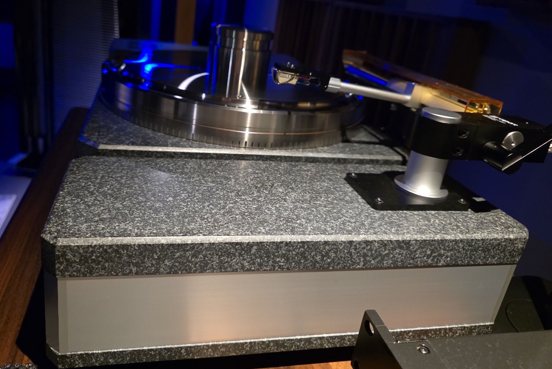 CS Port LFT1M2 System with Linear Air Bearing tonearm 2