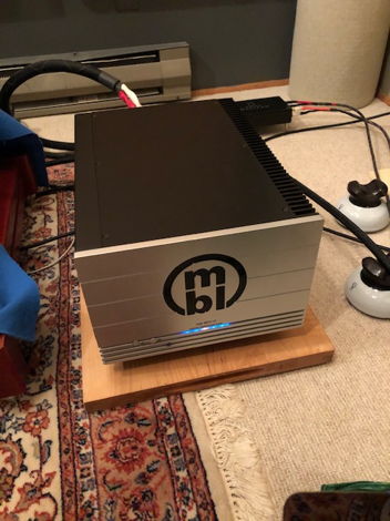 MBL 8011 AM Monoblock Amps in Silver