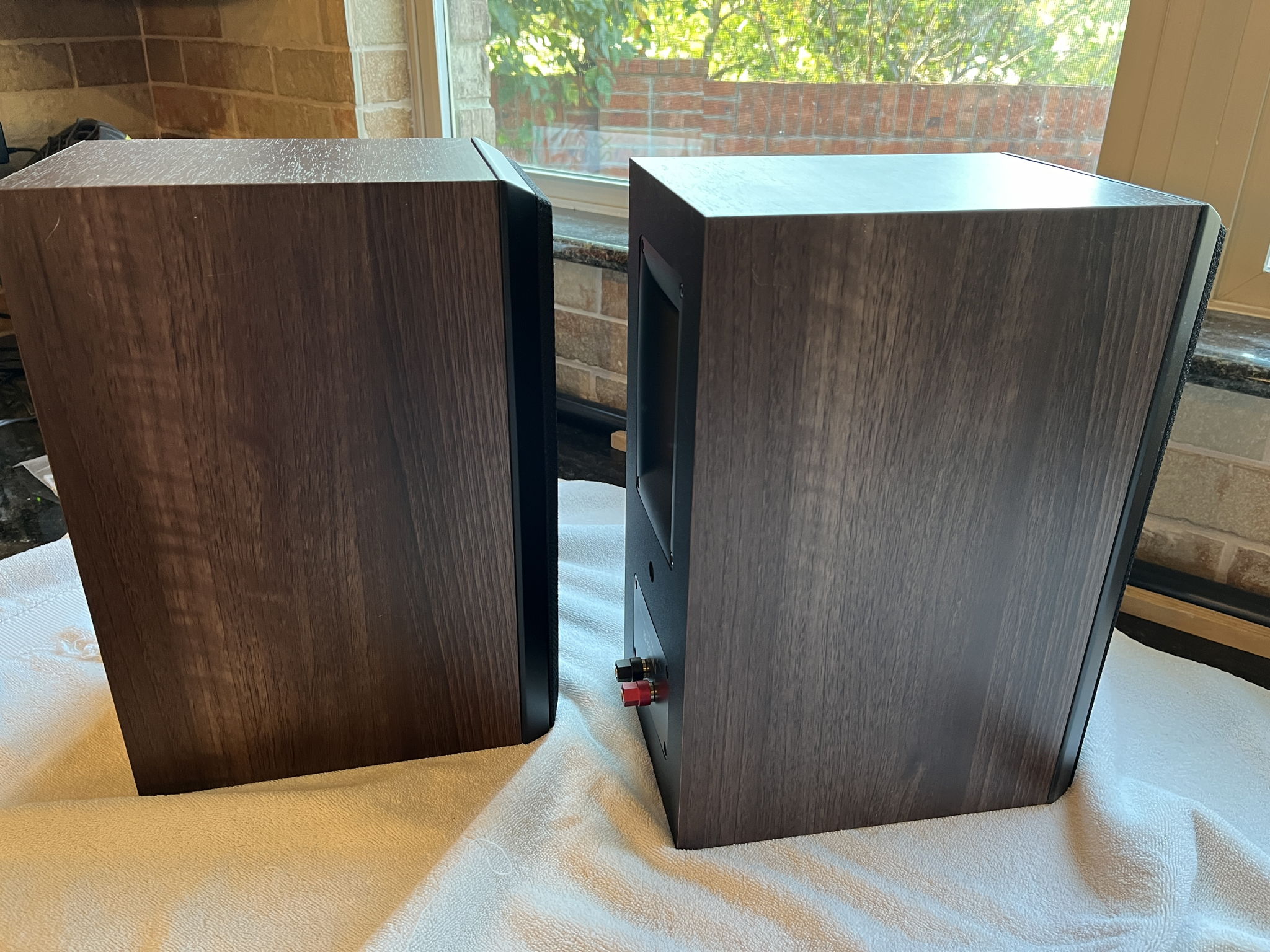 Klipsch RP-500M II bookshelf speakers in Walnut 4