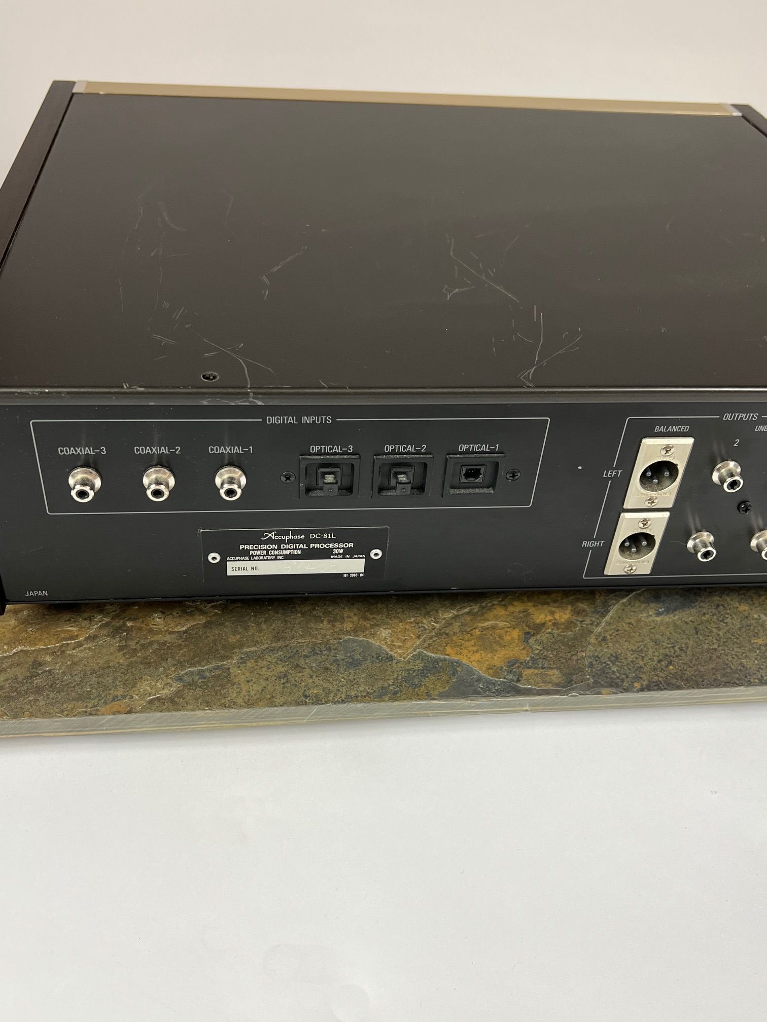 Accuphase DP-80L transport and DC-81L D/A converter 14