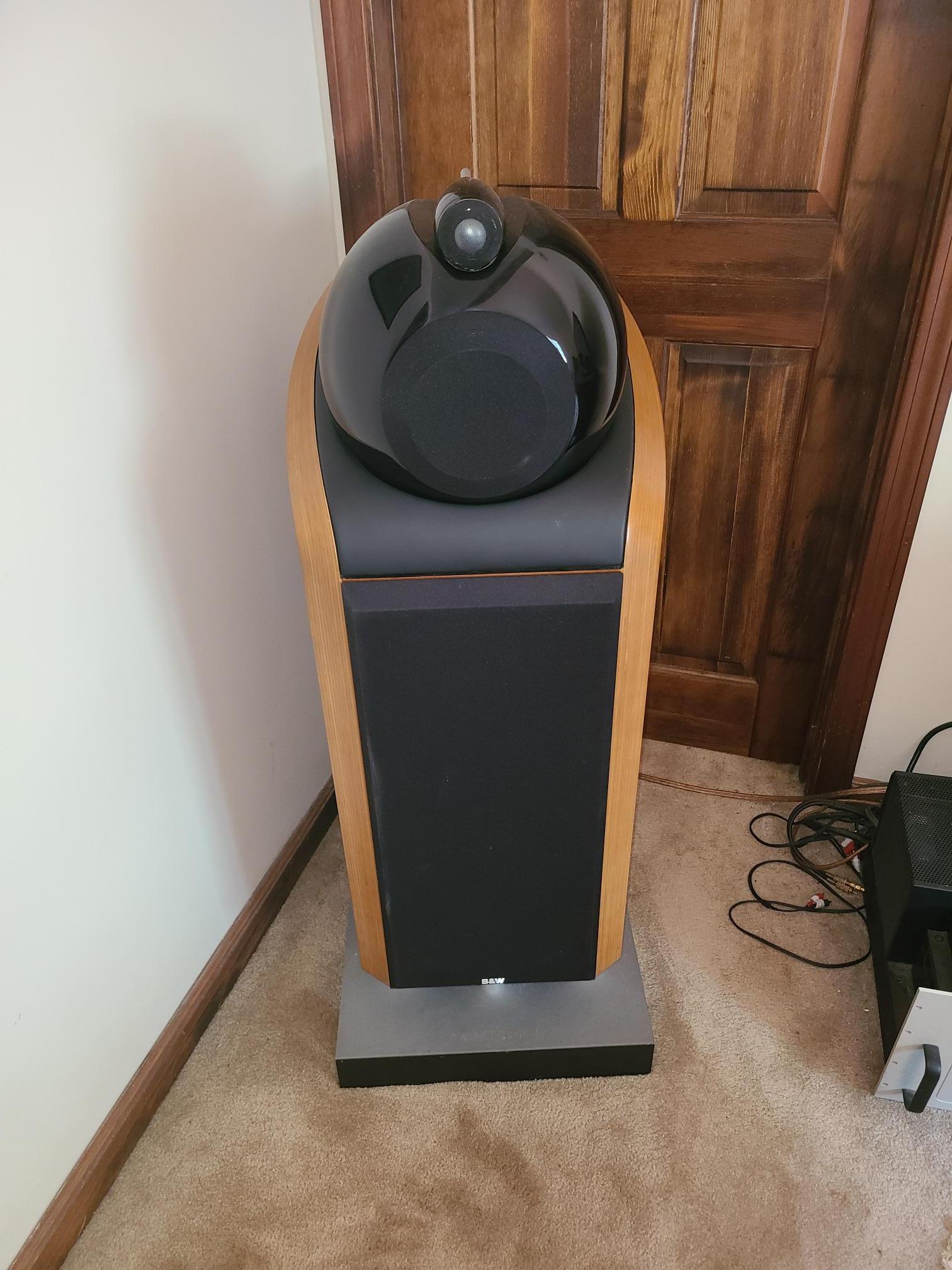 B&W (Bowers & Wilkins) Nautilus 800