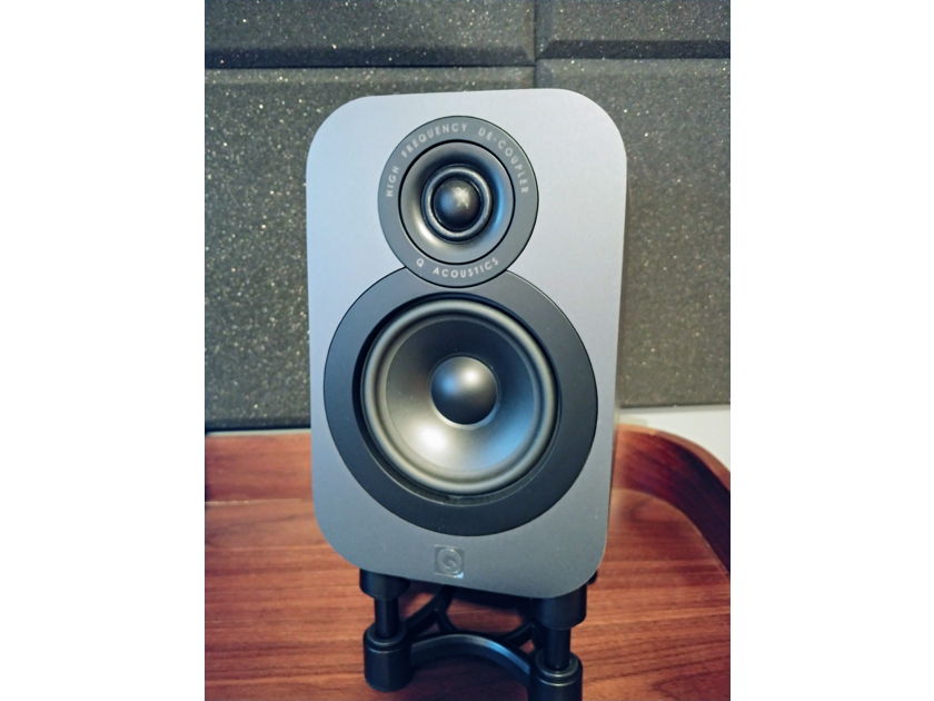 Q Acoustics  3010 Walnut-like new!