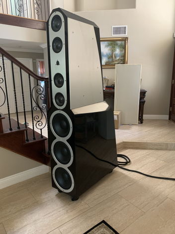Floor standing speakers in excellent condition