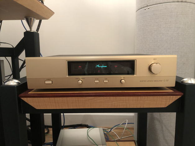 Accuphase C37