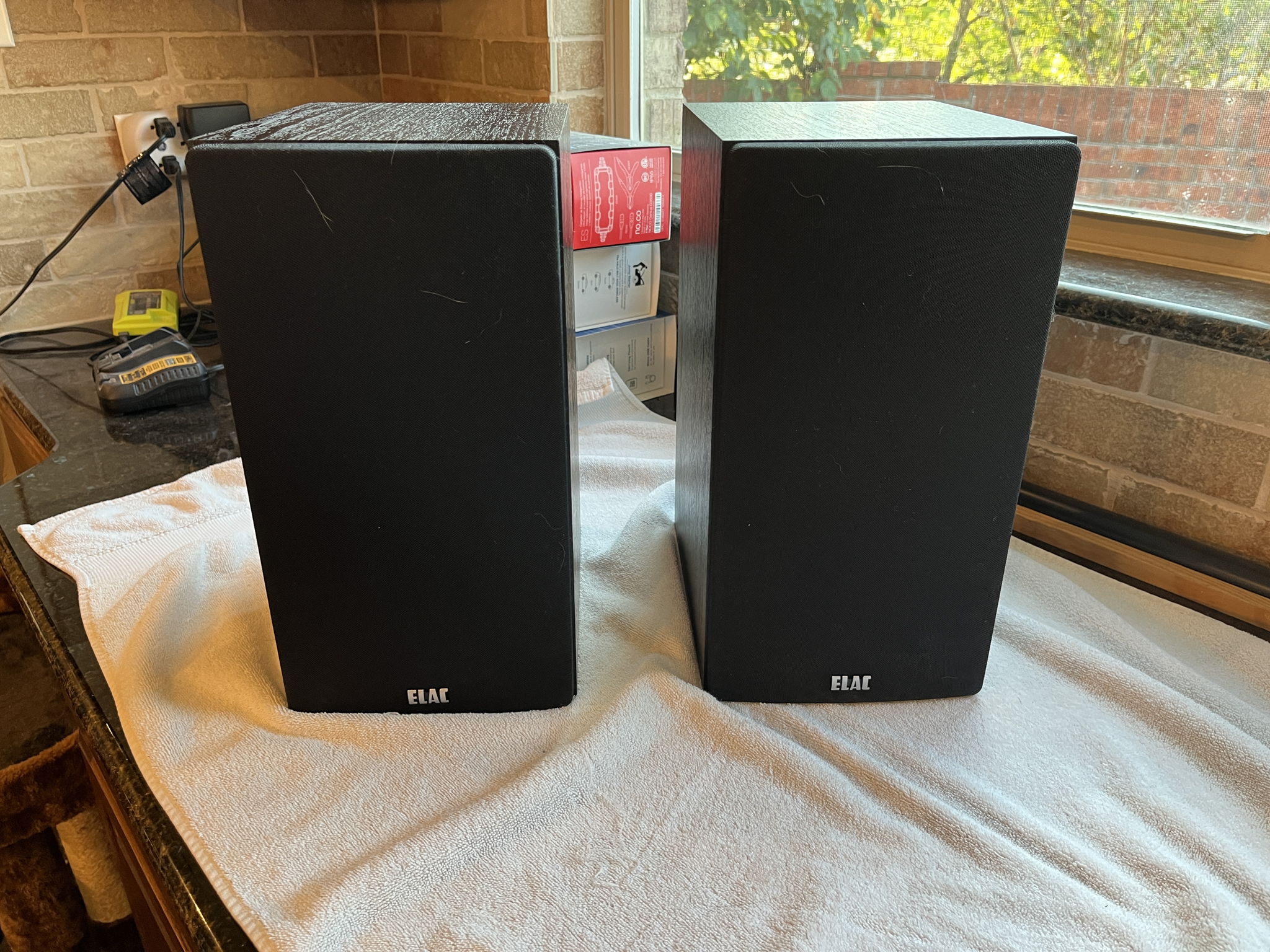 Elac Debut 2.0 B5.2 in Black Ash