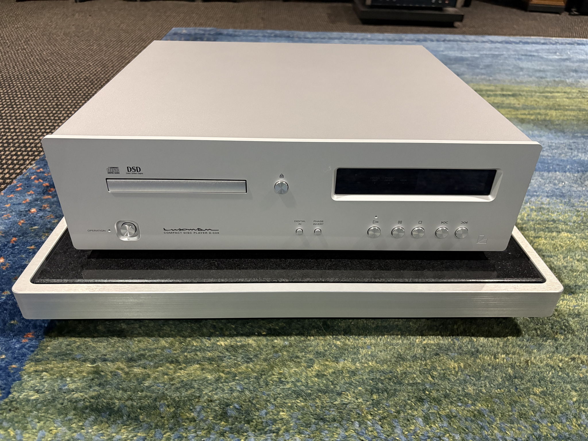 Luxman D-03X CD Player in Silver