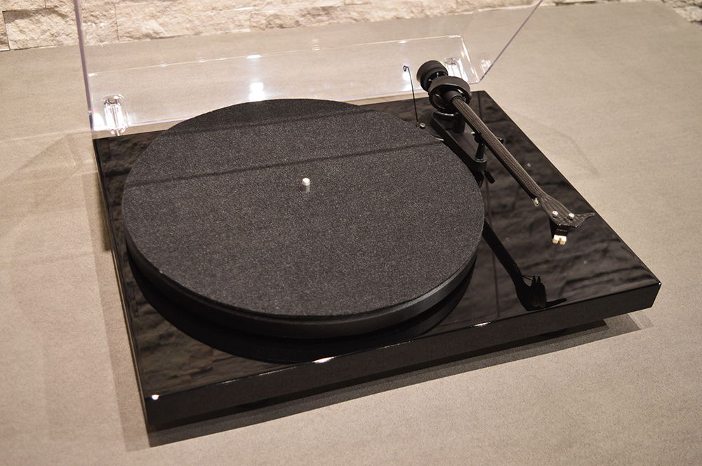 Pro-Ject Debut Carbon EVO Turntable w/Sumiko Rainier Ca... 2