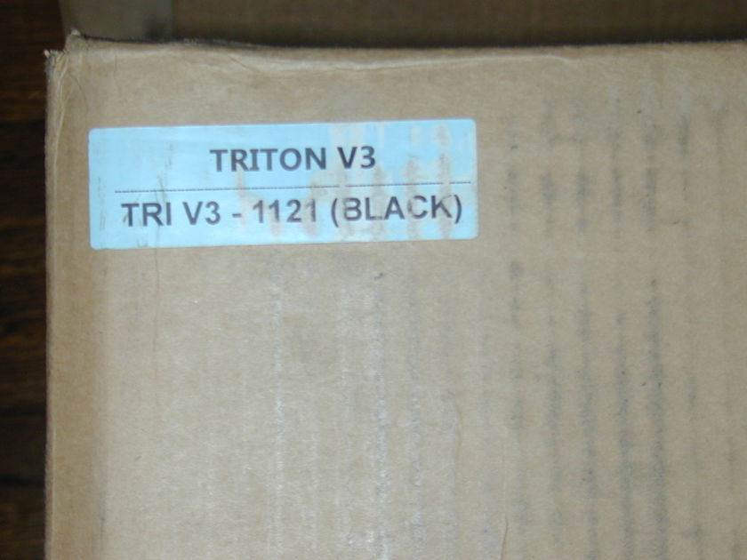Shunyata Triton V3 Black Finish also have a Silver Face Plate