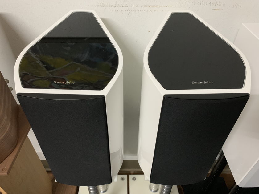 Sonus Faber Venere 2.0 Brand new sealed Pair Gloss white speakers