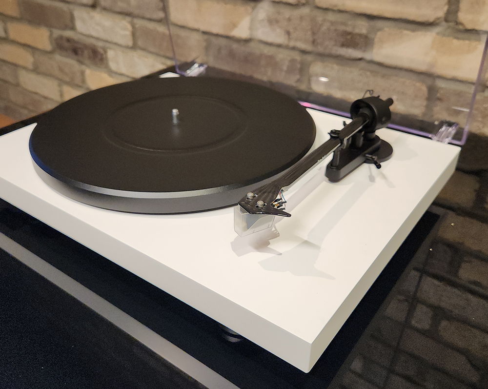 Pro-Ject Debut Carbon Evo in Satin White w/ Sumiko Rain...