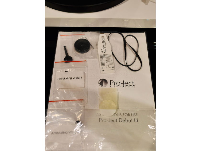 Pro-Ject Audio Debut III Turntable - White w/ Ortofon OM5e Cartridge