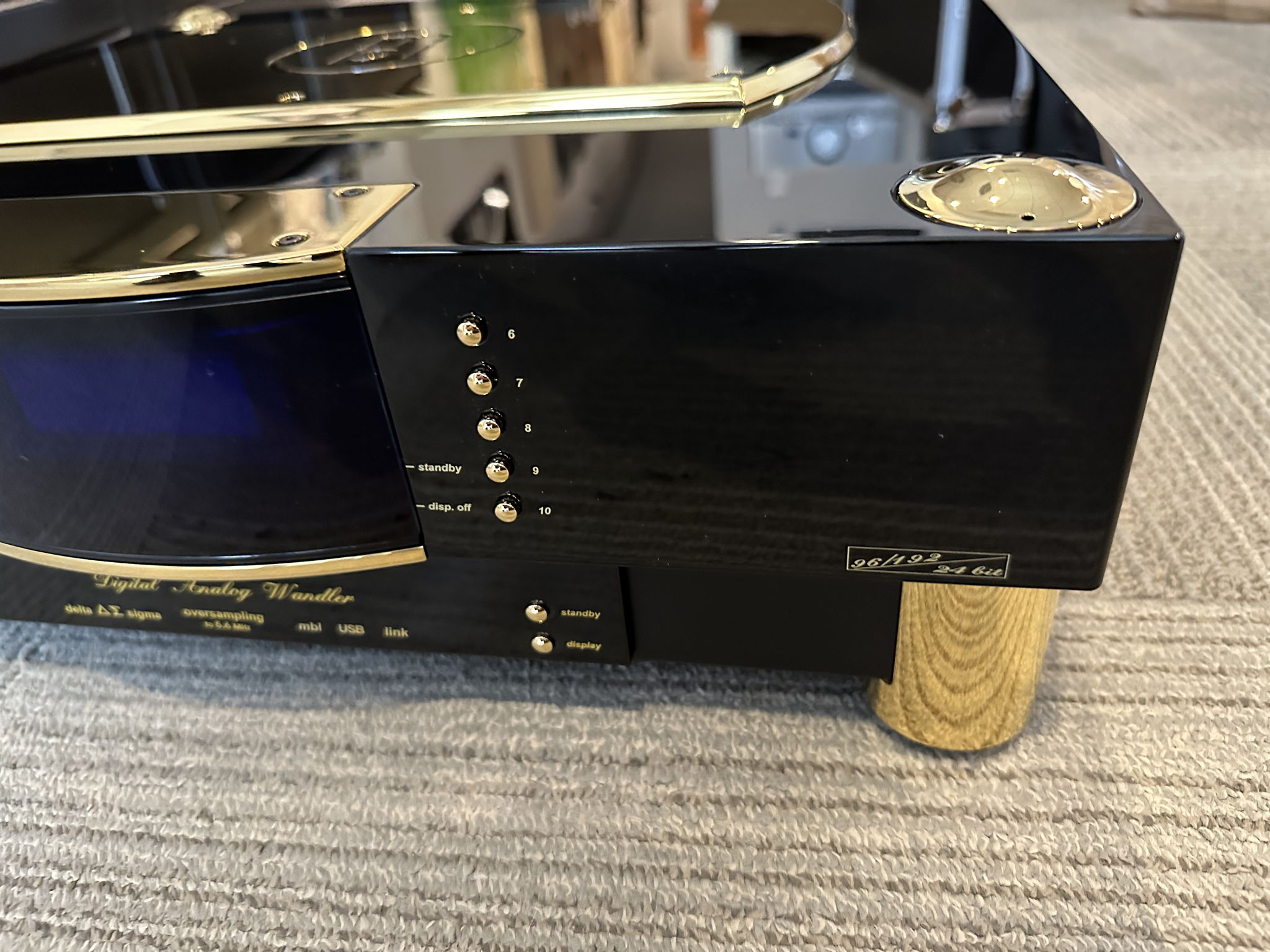 MBL 1611F Reference DAC (Black/Gold) 4