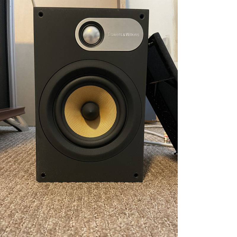 B&w 686 bookshelf speakers 2025