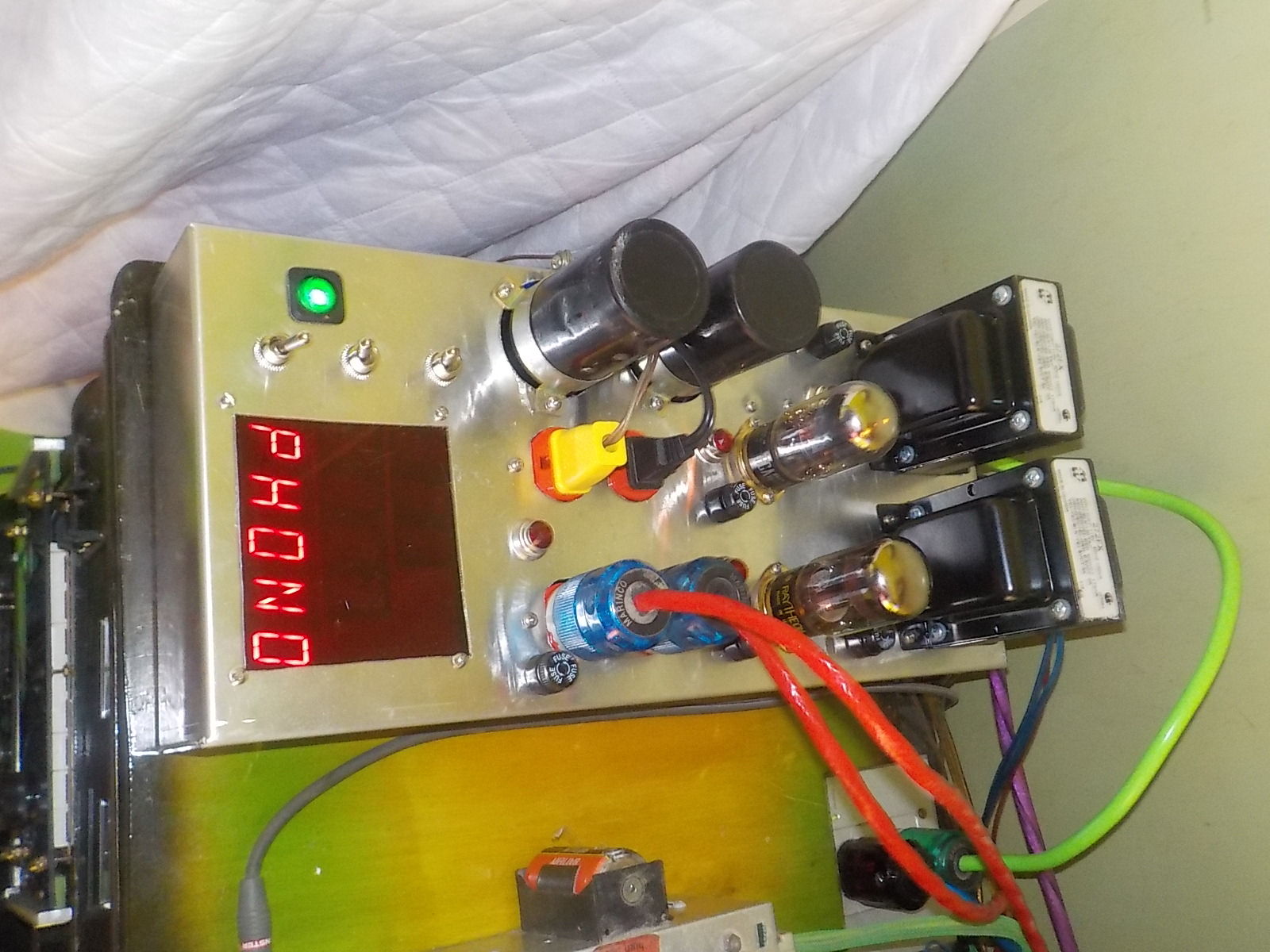 The dual mono power supply for the intermediate stage which switches on source components