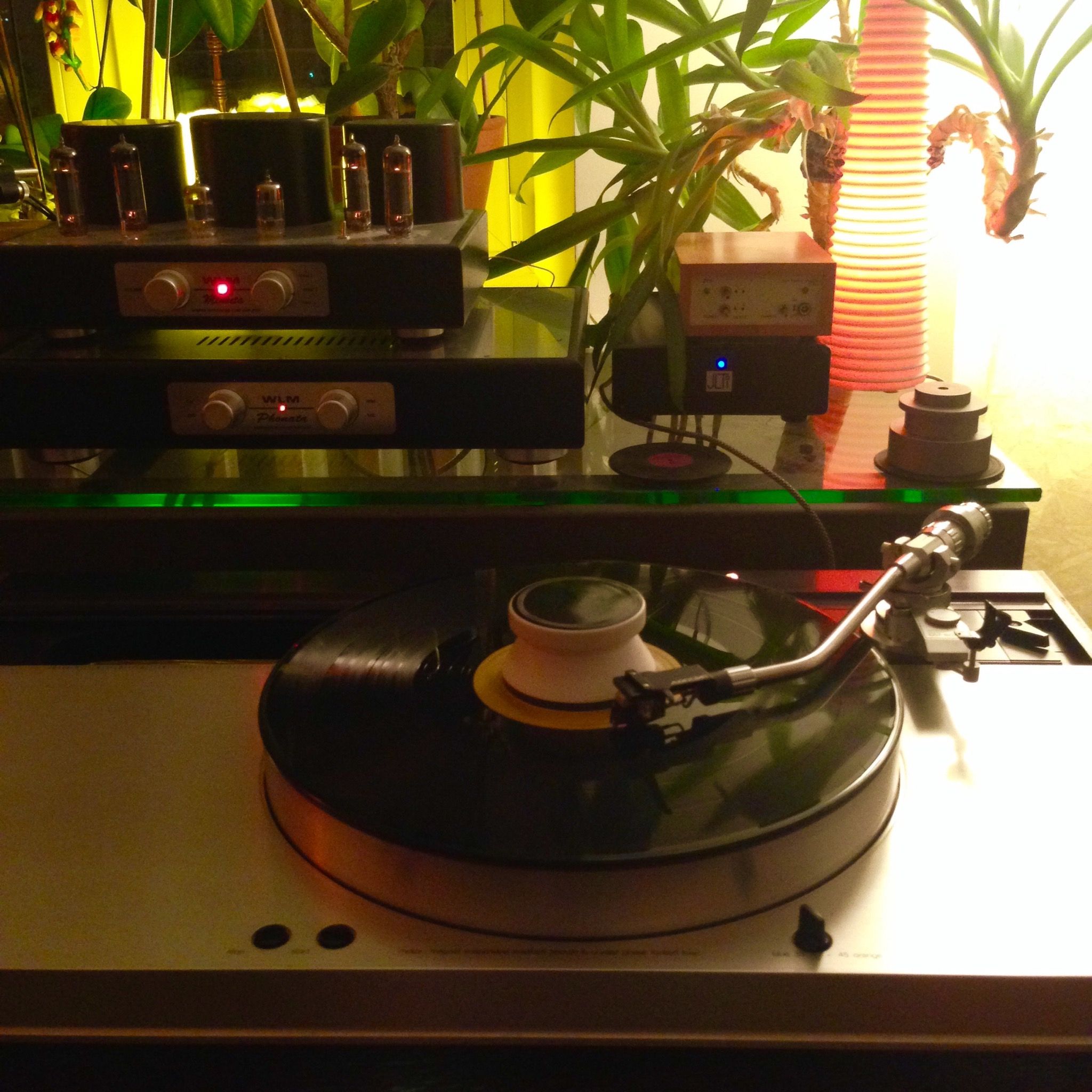 WLM phono stage is under the amp, JLTi phono stage is near with ZYX headamp. Rare Pioneer PC-1000 mk2 cartridge mounted on rewired Lustre tonearm. 