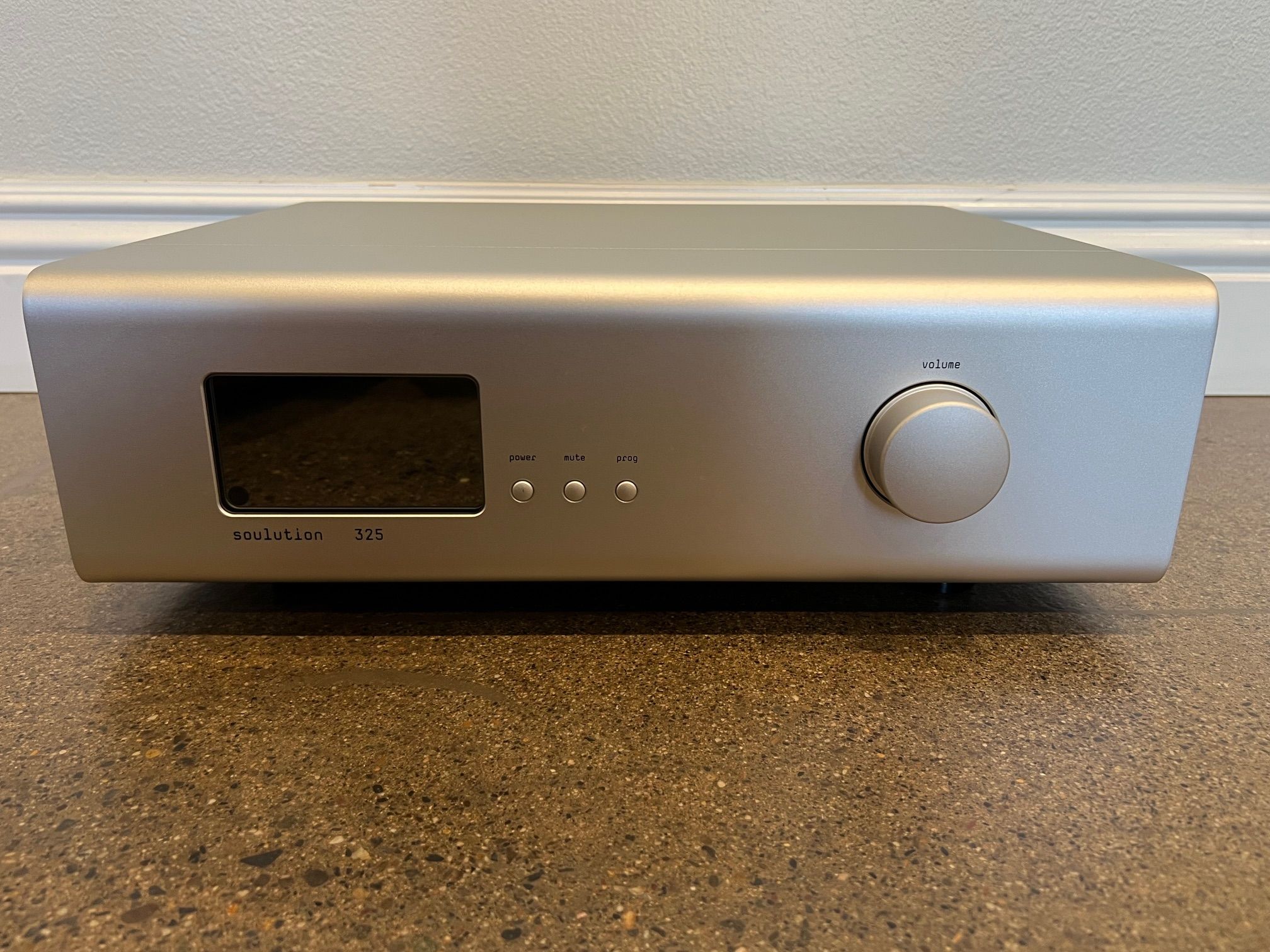 Soulution 325 Preamplifier -- Excellent Condition (see ...
