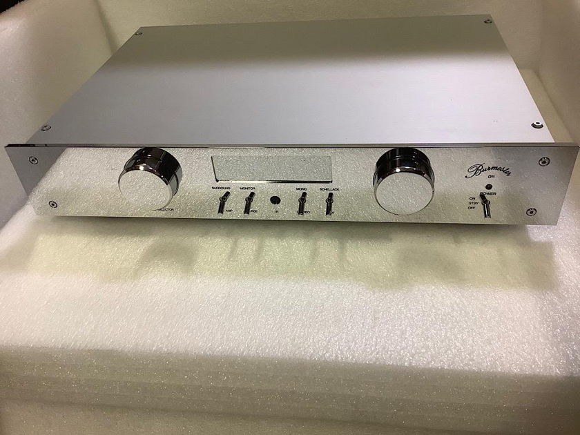 Burmester 011 preamplifier with built-in phono
