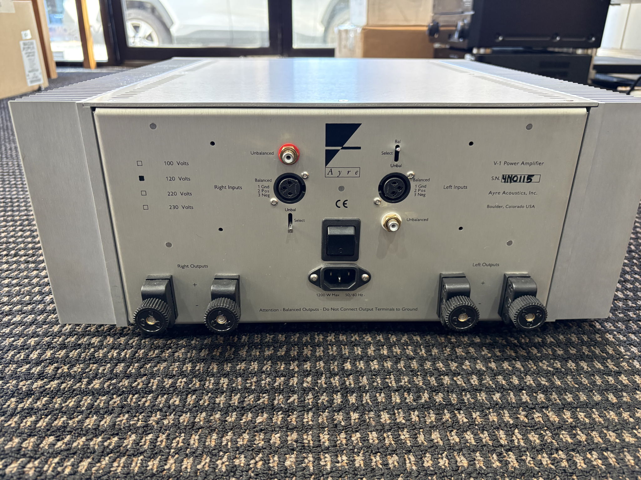 Ayre Acoustics V-1 in Silver 2