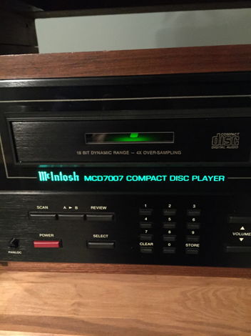 McIntosh  MCD7007 CD Player with Wooden Case