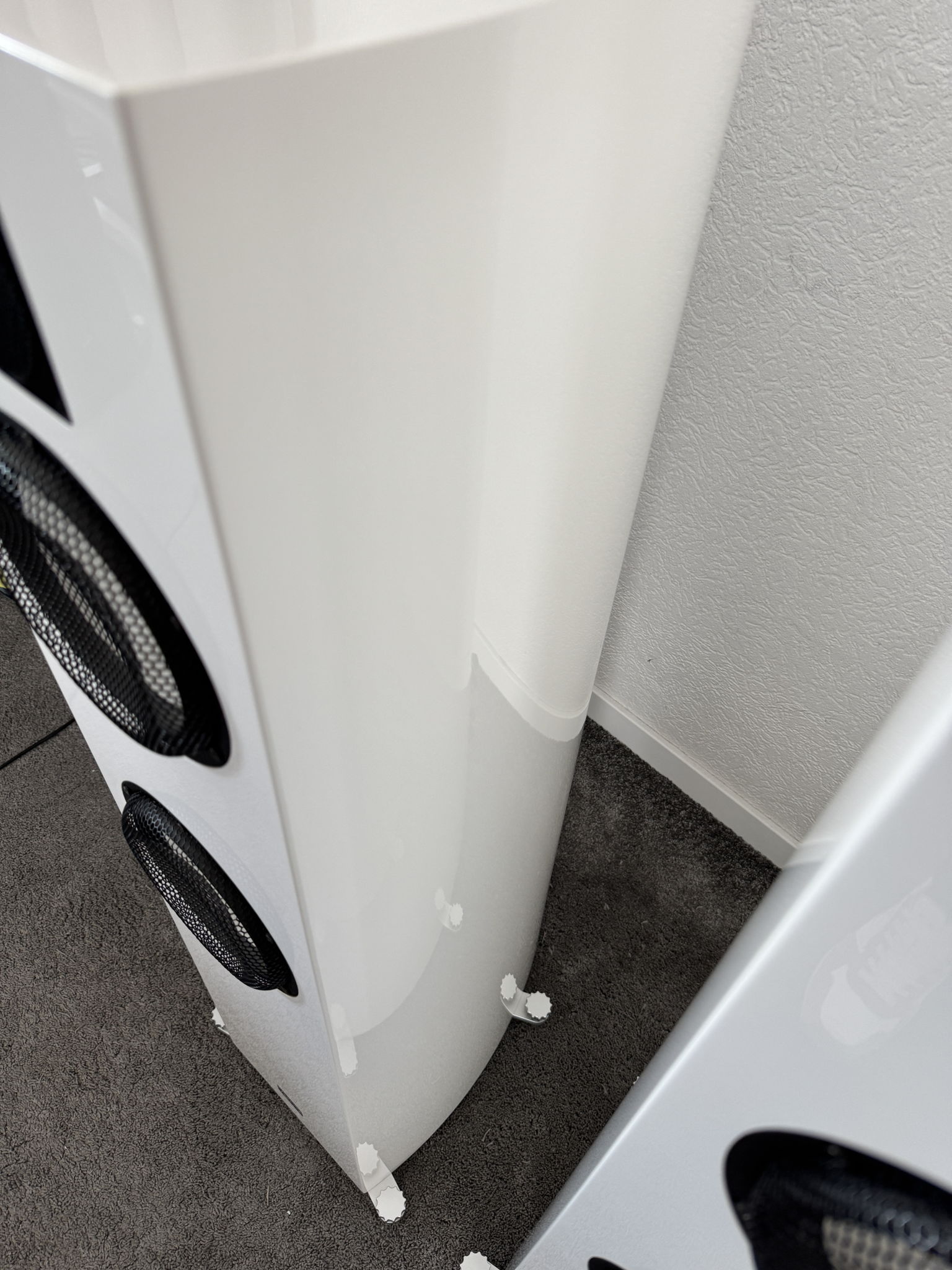 Gauder Akustik Vescova Black Edition speakers in white 5