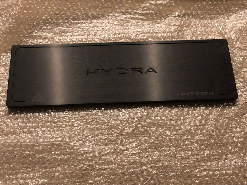 Shunyata Research Hydra triton v3  mint with silver and black faceplate