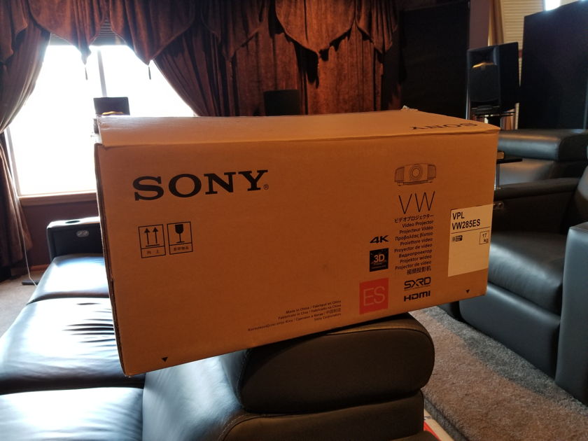 Sony VPL-VW285ES Native 4K Projector - only 11 hours use, full warranty, sold as new!