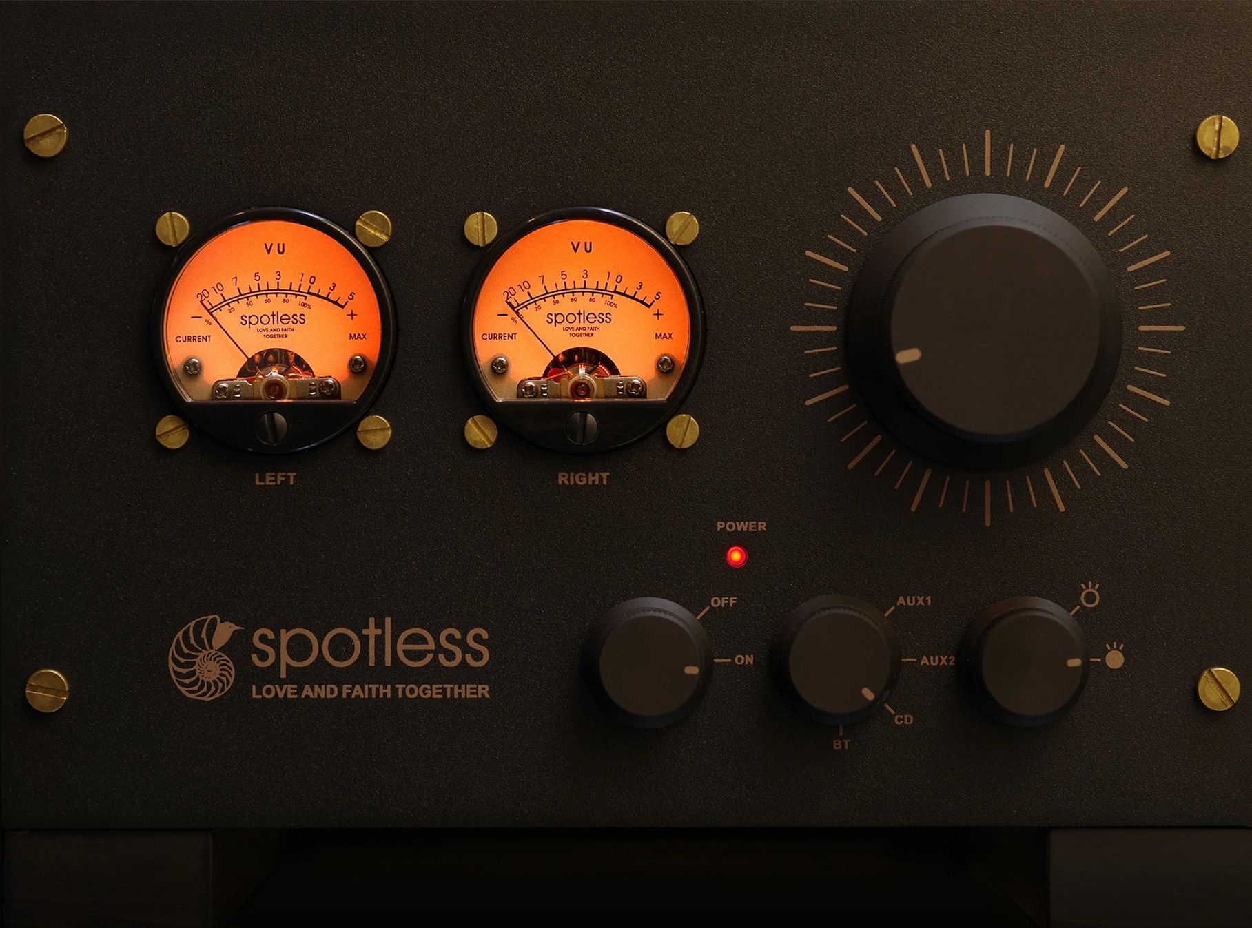 two vu meters on the amplifier