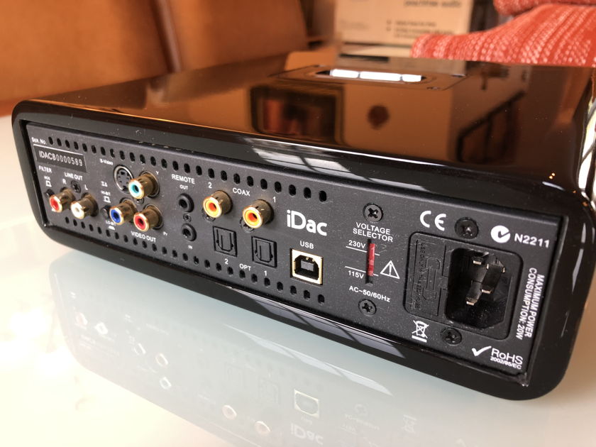 $1,000 Peachtree iDac versatile digital-to-analog converter with remote. USB, Coax, Optical, Pure Digital dock inputs, OBM