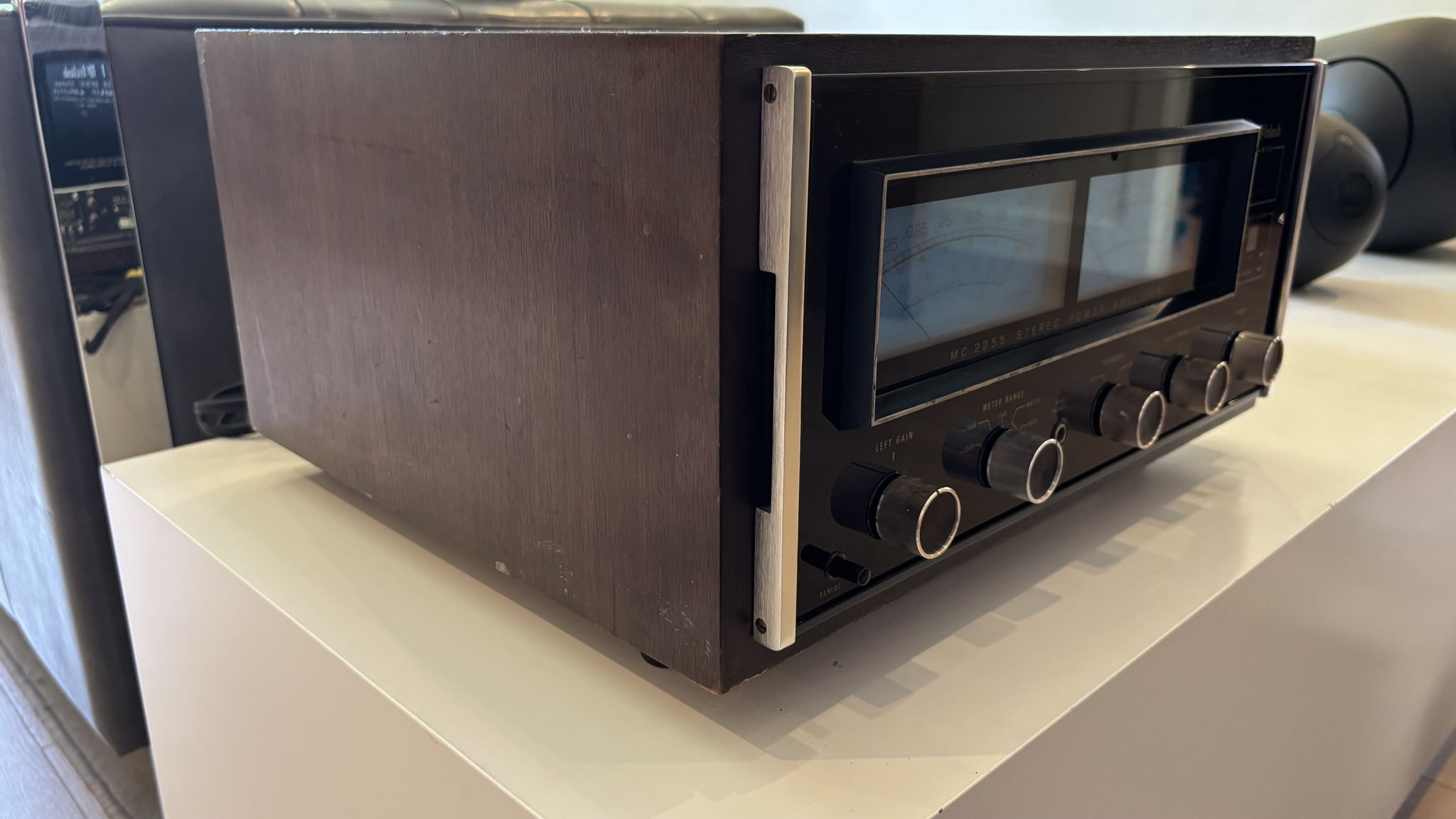 McIntosh MC2255 2-Channel Solid State Stereo Power Ampl... 2