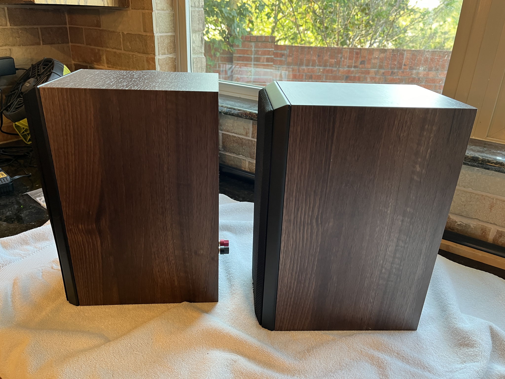 Klipsch RP-500M II bookshelf speakers in Walnut 3