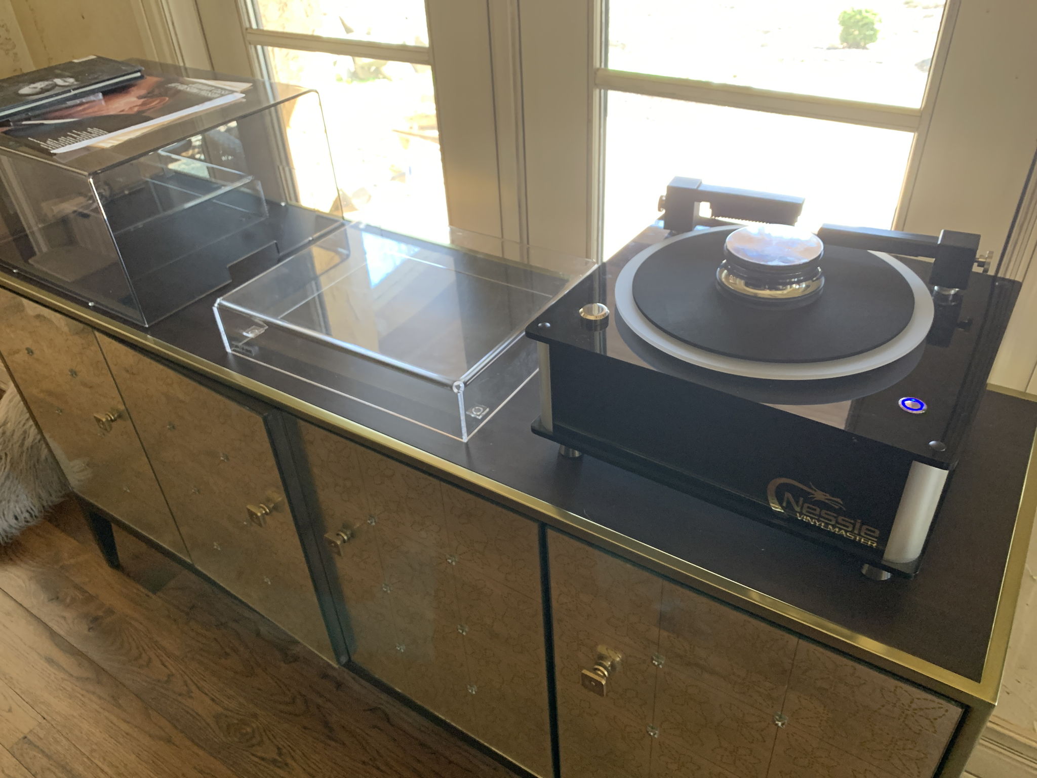 Analogue in a living room space : Newton’s system 