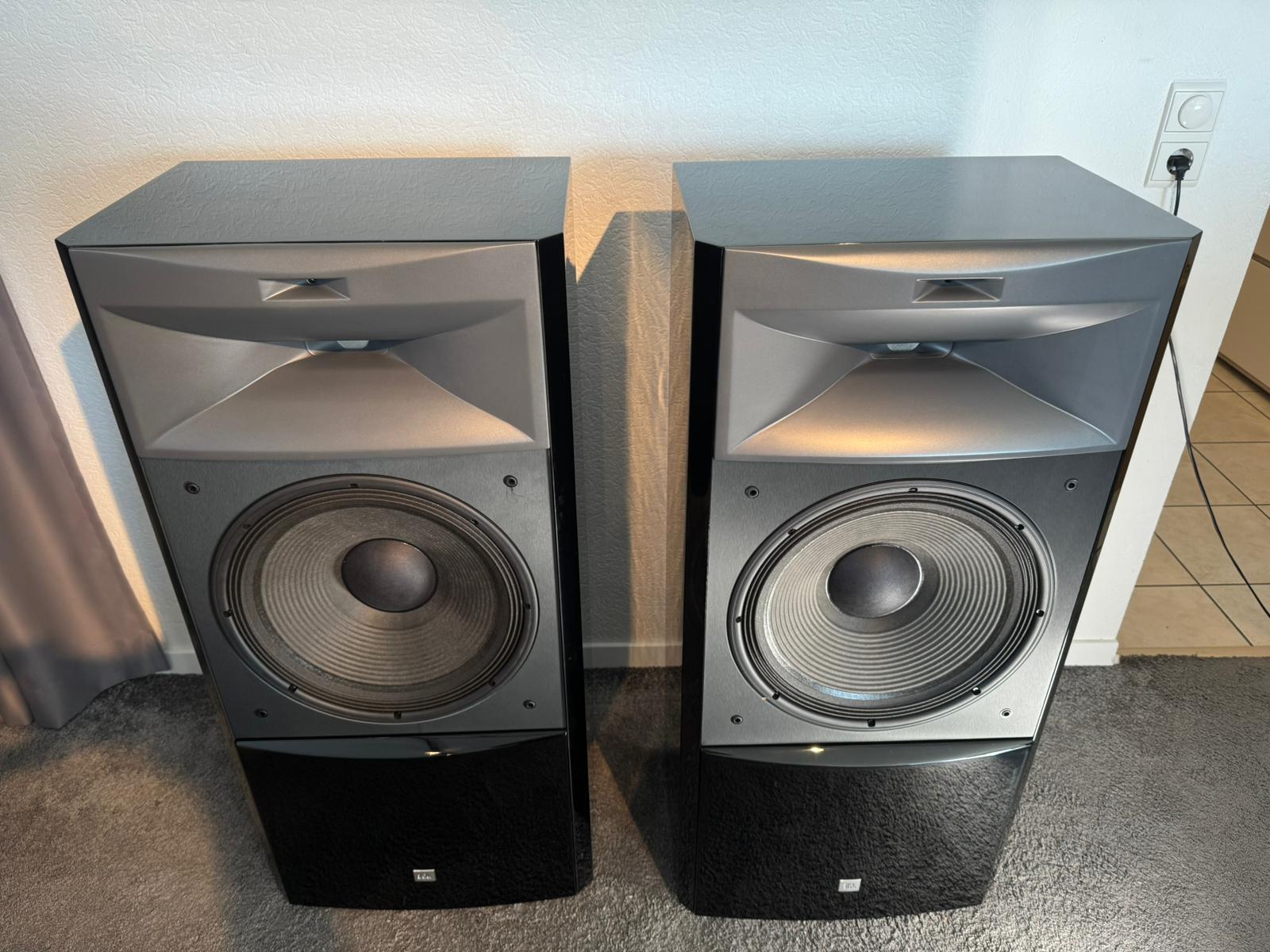 JBL S4700 speakers in black gloss from summer 2025 6