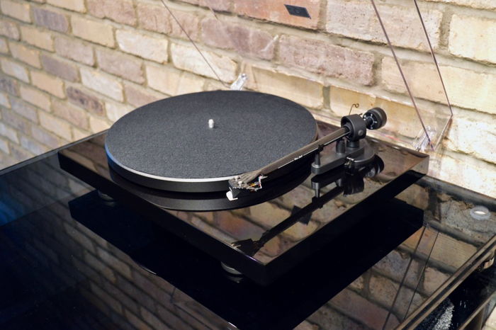 Pro-Ject Debut Carbon EVO Turntable - Gloss Black w/Sum...