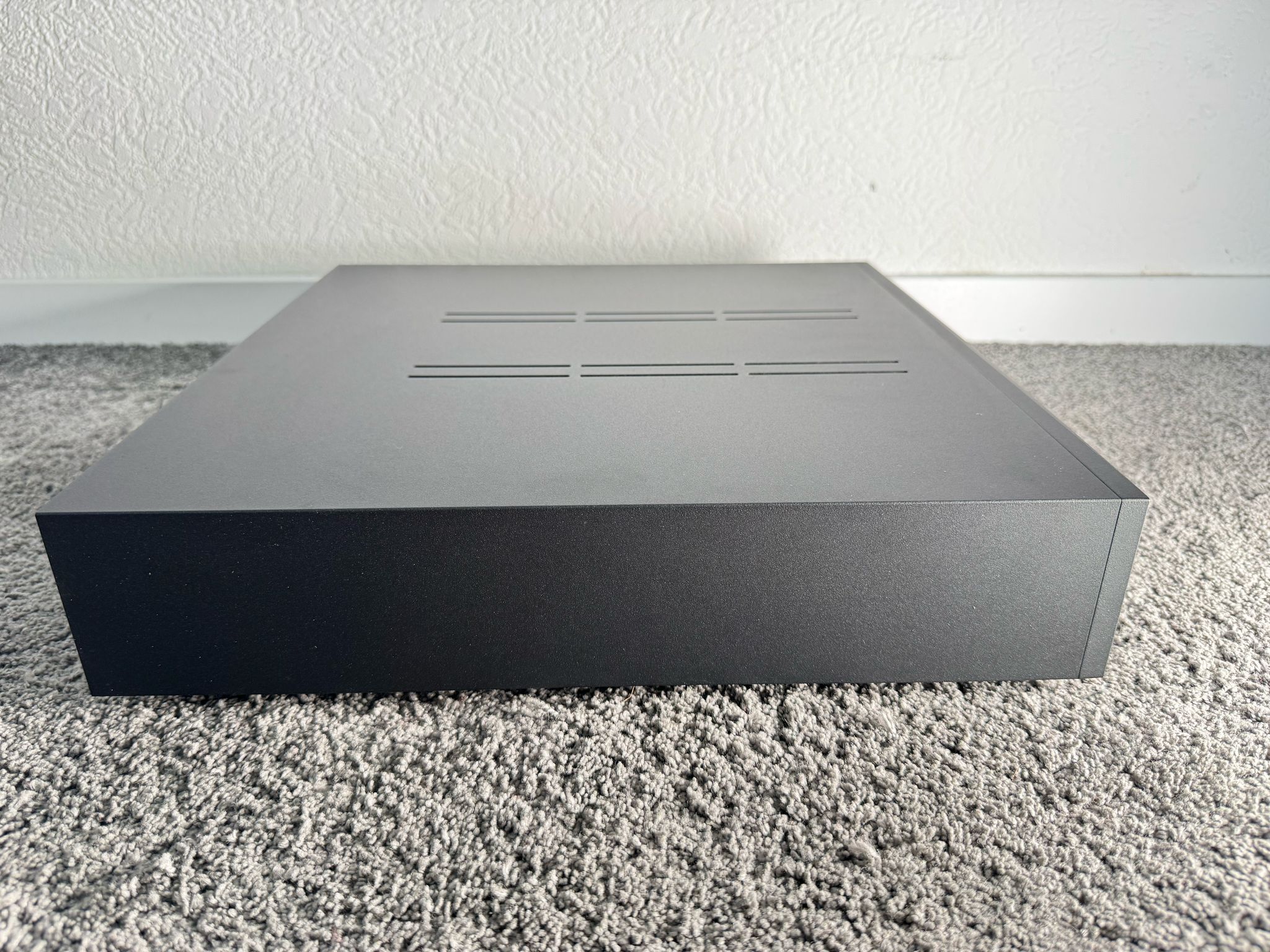 Linn Akurate 4200 power amplifier in black with XLR 3