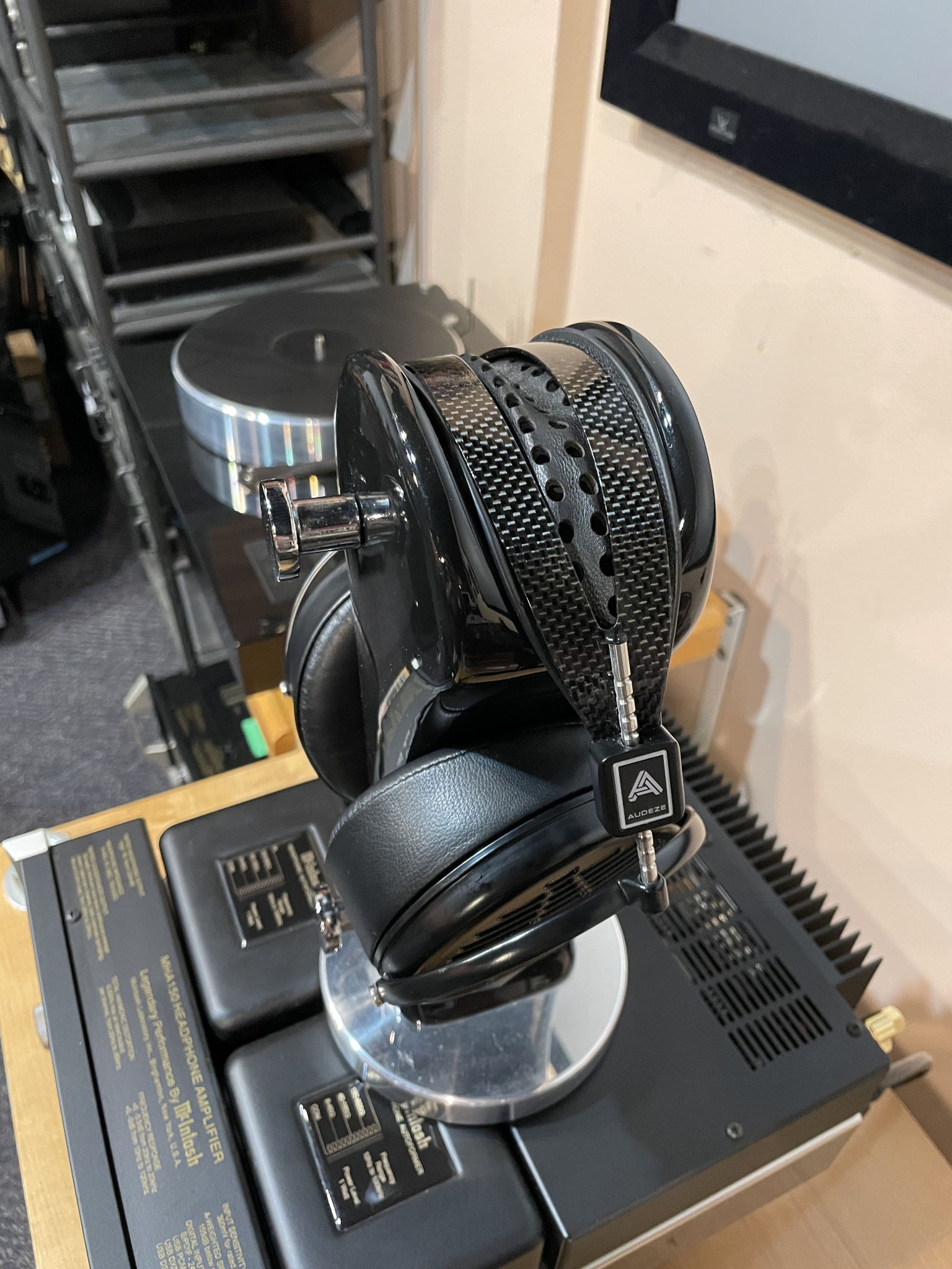 Audeze LCD-4 Planar Headphones, Custom Case; New Ear Pa... 10