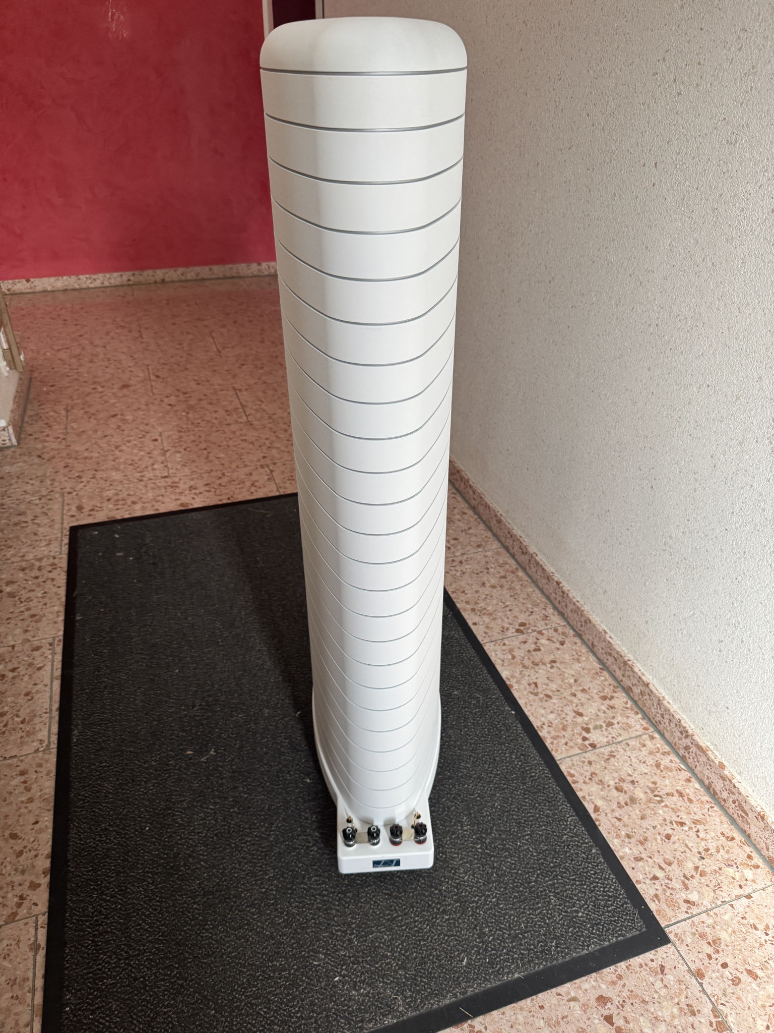 Gauder Akustik DARC 80 speakers in white-silver 9