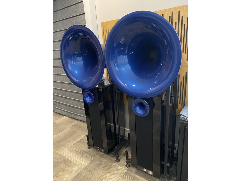 Avantgarde Duo XD Horn Loudspeakers (Sapphire Burma Blue Horns, Piano Gloss Speaker Body)