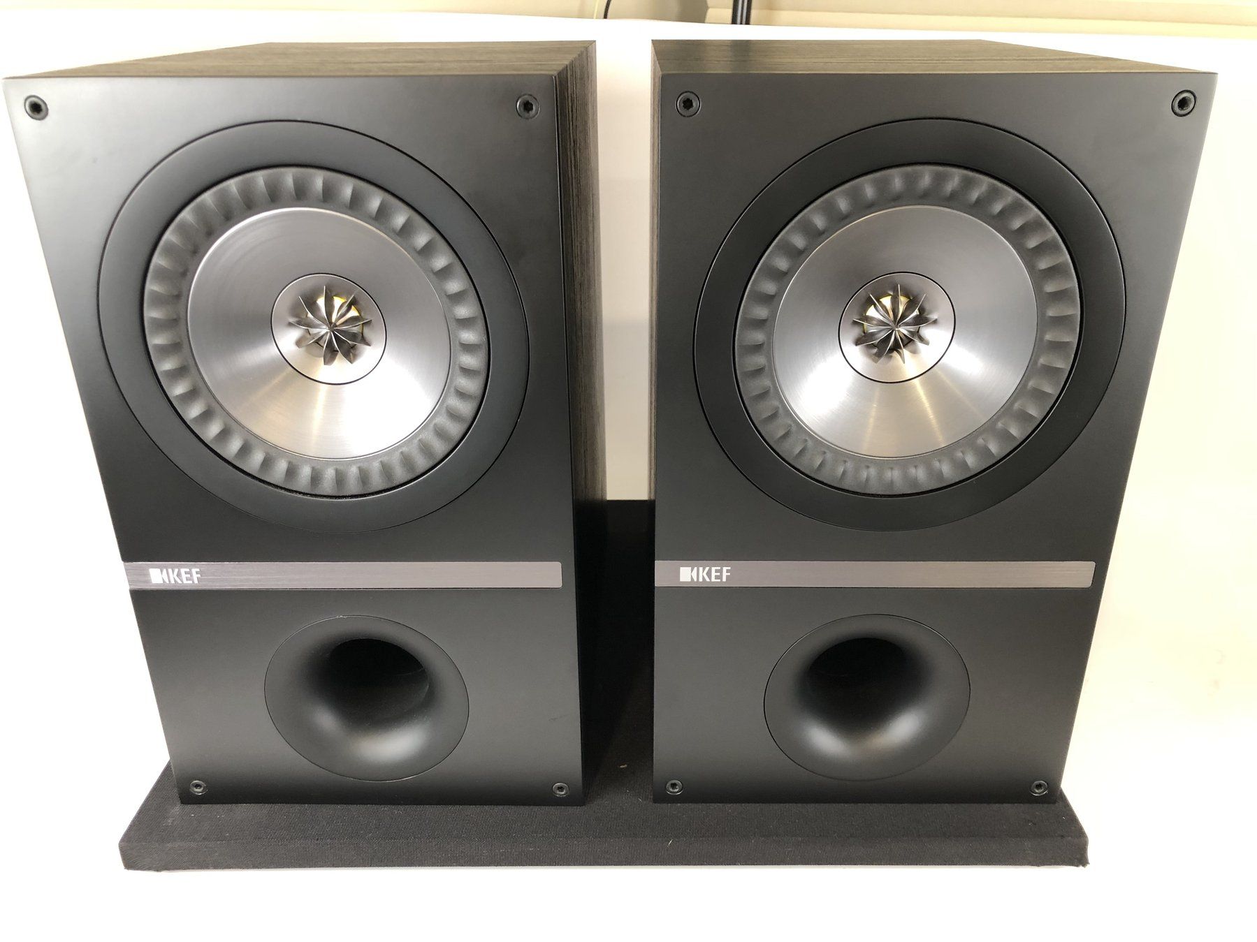 KEF Q300 Coaxial Bookshelf Speakers, Like New For Sale | Audiogon