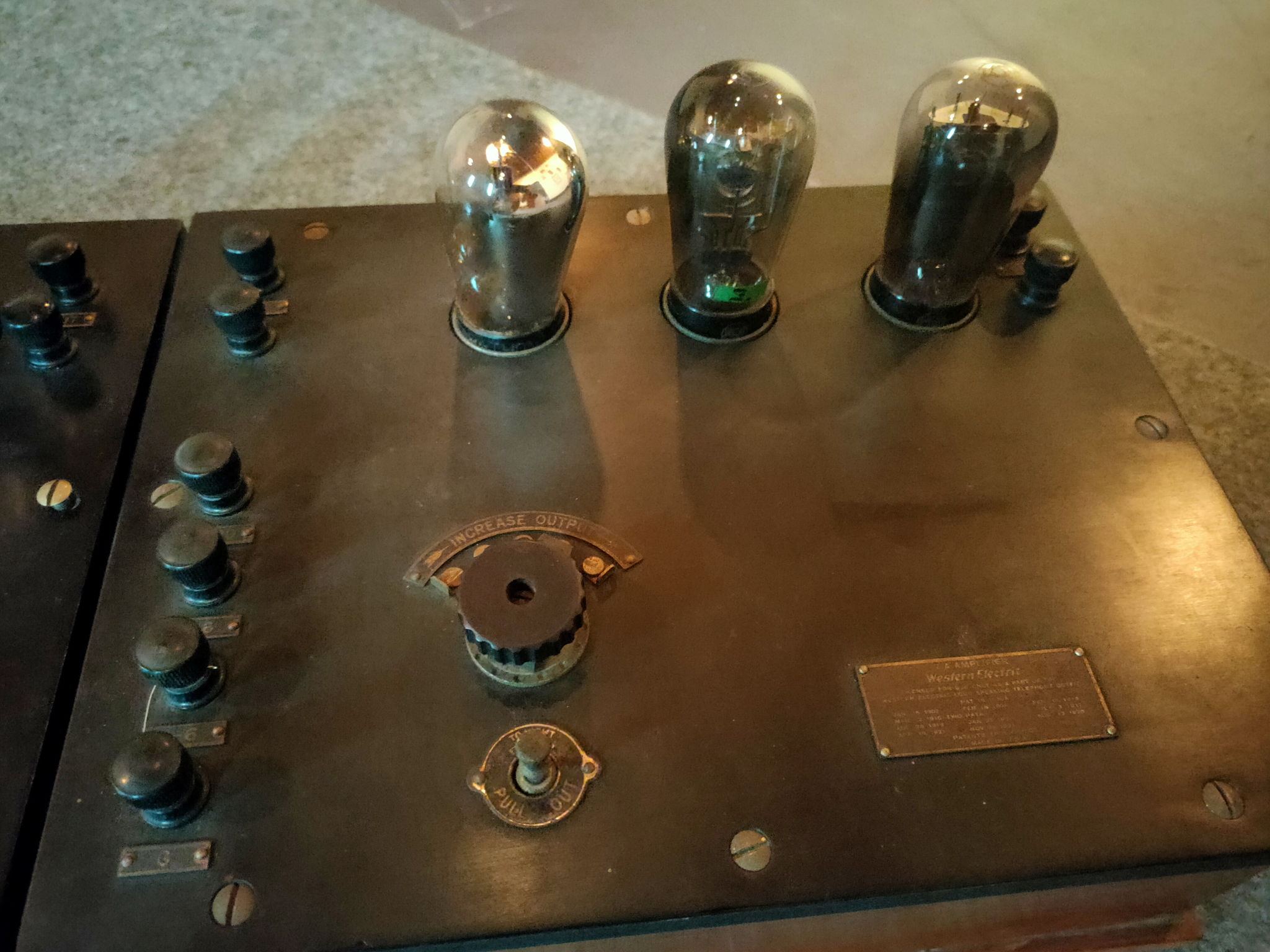 Western Electric 7-A tube amplifier manufactured in 1921 5
