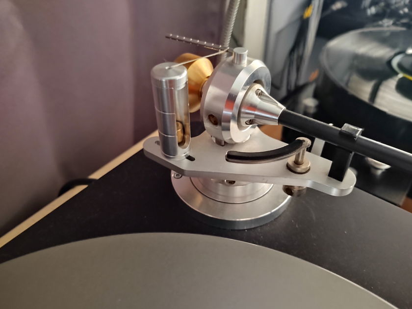 Acoustic Signature Wow XL turntable cw TA-1000 tonearm & upgraded power supply REDUCED!